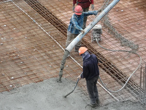 Kuala Lumpur Malaysia June 2017 建筑工人在建筑工地用混凝土抽水机将湿透的混凝土浇注到楼板模板中 — 图库照片