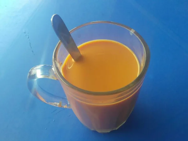 マレーシアのシグネチャードリンク Teh Tarik お茶をクリーム色の白いクリームと混ぜ合わせます クリームはパーム油ベースで作られています — ストック写真