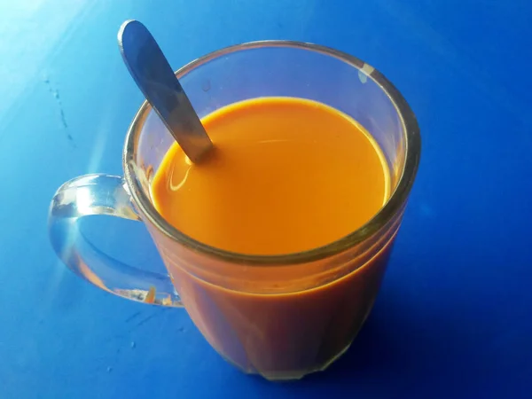 马来西亚特色饮料 Teh Tarik 茶饮料和乳白色奶油混合在一起 奶油是由棕榈油制成的 — 图库照片