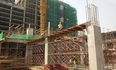 KUALA LUMPUR, MALAYSIA - 15 Temmuz 2017: İnşaat işçilerinin inşaat alanında kontrplak ve kereste kullanarak ürettiği kiriş formu. 