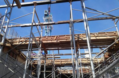 KUALA LUMPUR, MALAYSIA - 15 Temmuz 2017: İnşaat işçilerinin inşaat alanında kontrplak ve kereste kullanarak ürettiği kiriş formu. 