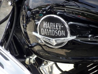 KUALA LUMPUR, MALAYSIA - 29 Temmuz 2017: Motosiklet tankında Harley-Davidson motor logolarının tasarımı. Bazı logolar sahibi tarafından yapılmış..  