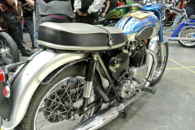 KUALA LUMPUR, MALAYSIA -29 AĞUSTOS 2017: Lastik, fren ve diğer aksesuarlı motosiklet tekerlekleri. 