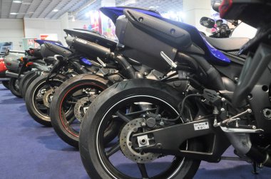 KUALA LUMPUR, MALAYSIA -29 AĞUSTOS 2017: Lastik, fren ve diğer aksesuarlı motosiklet tekerlekleri. 