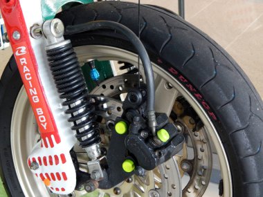 KUALA LUMPUR, MALAYSIA -29 AĞUSTOS 2017: Lastik, fren ve diğer aksesuarlı motosiklet tekerlekleri. 