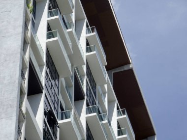 KUALA LUMPUR, MALAYSIA - 20 Temmuz 2017: modern cephe tasarımlı yüksek katlı apartman. Malezya 'nın kentsel bölgesinde popüler bir konut. 