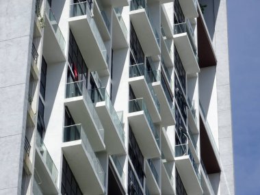 KUALA LUMPUR, MALAYSIA - 20 Temmuz 2017: modern cephe tasarımlı yüksek katlı apartman. Malezya 'nın kentsel bölgesinde popüler bir konut. 