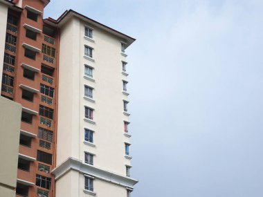 KUALA LUMPUR, MALAYSIA - 20 Temmuz 2017: modern cephe tasarımlı yüksek katlı apartman. Malezya 'nın kentsel bölgesinde popüler bir konut. 