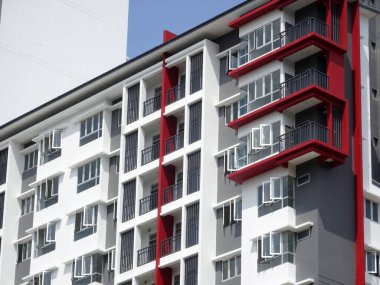 KUALA LUMPUR, MALAYSIA - 20 Temmuz 2017: modern cephe tasarımlı yüksek katlı apartman. Malezya 'nın kentsel bölgesinde popüler bir konut. 