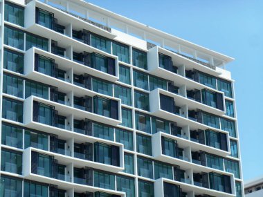 KUALA LUMPUR, MALAYSIA - 20 Temmuz 2017: modern cephe tasarımlı yüksek katlı apartman. Malezya 'nın kentsel bölgesinde popüler bir konut. 