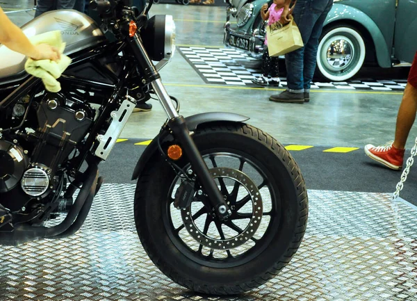 Kuala Lumpur Malaysia August 2017 带有轮胎 制动器和其他附件的摩托车车轮 — 图库照片