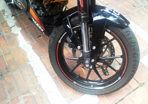 Kuala Lumpur Malaysia 2017年8月29日 タイヤ ブレーキなどの付属品を備えたオートバイホイール — ストック写真