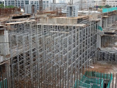 KUALA LUMPUR, MALAYSIA -NOVEMBER 11, 2017: İnşaat alanındaki kereste biçimlerini desteklemek için geçici yapı olarak kullanılan metal yapı. Gerekli seviyeye ayarlanabilir.  