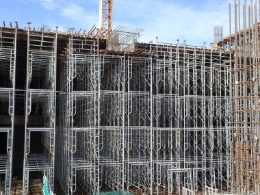 KUALA LUMPUR, MALAYSIA -NOVEMBER 11, 2017: İnşaat alanındaki kereste biçimlerini desteklemek için geçici yapı olarak kullanılan metal yapı. Gerekli seviyeye ayarlanabilir.  