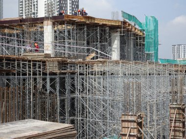 KUALA LUMPUR, MALAYSIA -NOVEMBER 11, 2017: İnşaat alanındaki kereste biçimlerini desteklemek için geçici yapı olarak kullanılan metal yapı. Gerekli seviyeye ayarlanabilir.  