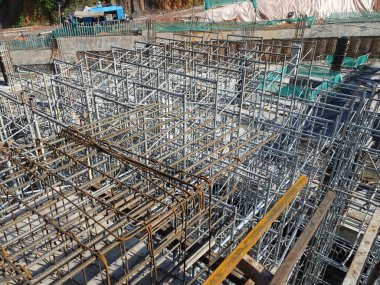 KUALA LUMPUR, MALAYSIA -NOVEMBER 11, 2017: İnşaat alanındaki kereste biçimlerini desteklemek için geçici yapı olarak kullanılan metal yapı. Gerekli seviyeye ayarlanabilir.  