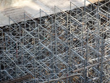 KUALA LUMPUR, MALAYSIA -NOVEMBER 11, 2017: İnşaat alanındaki kereste biçimlerini desteklemek için geçici yapı olarak kullanılan metal yapı. Gerekli seviyeye ayarlanabilir.  