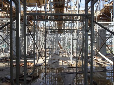 KUALA LUMPUR, MALAYSIA -NOVEMBER 11, 2017: İnşaat alanındaki kereste biçimlerini desteklemek için geçici yapı olarak kullanılan metal yapı. Gerekli seviyeye ayarlanabilir.  