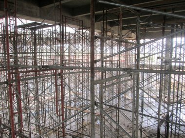 KUALA LUMPUR, MALAYSIA -NOVEMBER 11, 2017: İnşaat alanındaki kereste biçimlerini desteklemek için geçici yapı olarak kullanılan metal yapı. Gerekli seviyeye ayarlanabilir.  