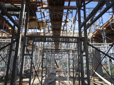 KUALA LUMPUR, MALAYSIA -NOVEMBER 11, 2017: İnşaat alanındaki kereste biçimlerini desteklemek için geçici yapı olarak kullanılan metal yapı. Gerekli seviyeye ayarlanabilir.  