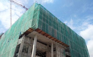 KUALA LUMPUR, MALAYSIA -NOVEMBER 11, 2017: İnşaat alanındaki kereste biçimlerini desteklemek için geçici yapı olarak kullanılan metal yapı. Gerekli seviyeye ayarlanabilir.  