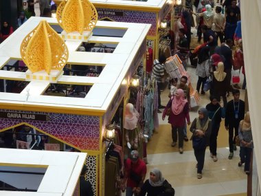 KUALA LUMPUR, MALAYSIA -HAZİRAN 01, 2017: Yukarıdan görüntüler, halk alışveriş kompleksinin içinde alışveriş yapıyor.