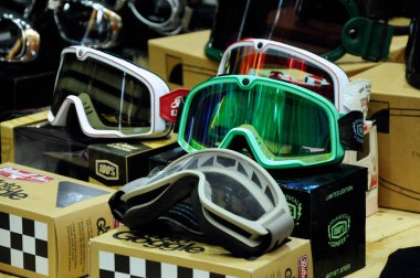 KUALA LUMPUR, MALAYSIA - 16 HAZİRAN 2016: Motosiklet sürücüsünün gözlükleri ile birlikte satışta. 