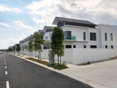 SEREMBAN, MALAYSIA -APRIL 07, 2020: Malezya 'da inşa halindeki yeni çift katlı lüks teras evi. Modern ve çağdaş stili olan bir mimar tarafından tasarlandı.. 
