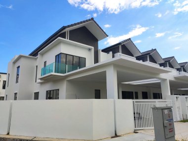SEREMBAN, MALAYSIA -APRIL 07, 2020: Malezya 'da inşa halindeki yeni çift katlı lüks teras evi. Modern ve çağdaş stili olan bir mimar tarafından tasarlandı.. 