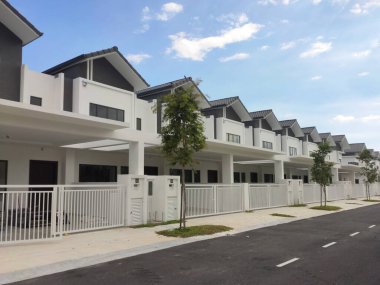 SEREMBAN, MALAYSIA -APRIL 07, 2020: Malezya 'da inşa halindeki yeni çift katlı lüks teras evi. Modern ve çağdaş stili olan bir mimar tarafından tasarlandı.. 