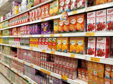KUALA LUMPUR, MALAYSIA - 21 Mart 2020: Meyve aromalı meyve suyu süpermarketlerin içerisindeki rafta sergilenmek üzere karton kutuda sergilenmektedir. Müşterilerin seçmesini sağlamak için markalara göre sıralanır.