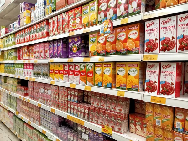 Kuala Lumpur Malaysia 2020年3月21日 スーパーマーケット内のラックに販売のために展示されている紙箱の容器に果物の風味を詰め込んだジュース ブランドによってソートされ 顧客が選択できるようにする — ストック写真