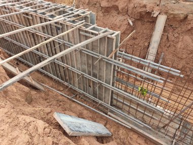 SEREMBAN, MALAYSIA - 30 Mayıs 2020: İnşaat alanında beton drenajı. Toprak siperlerinin içine inşa edilmiş. Tersine çevirme düzeyi daha önce ölçümcü tarafından belirlenmişti..