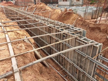 SEREMBAN, MALAYSIA - 30 Mayıs 2020: İnşaat alanında beton drenajı. Toprak siperlerinin içine inşa edilmiş. Tersine çevirme düzeyi daha önce ölçümcü tarafından belirlenmişti..