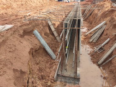 SEREMBAN, MALAYSIA - 30 Mayıs 2020: İnşaat alanında beton drenajı. Toprak siperlerinin içine inşa edilmiş. Tersine çevirme düzeyi daha önce ölçümcü tarafından belirlenmişti..