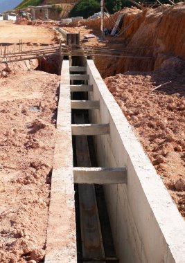 SEREMBAN, MALAYSIA - 30 Mayıs 2020: İnşaat alanında beton drenajı. Toprak siperlerinin içine inşa edilmiş. Tersine çevirme düzeyi daha önce ölçümcü tarafından belirlenmişti..