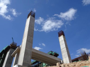 KUALA LUMPUR, MALAYSIA - 7 Mart 2020: Çelik güçlendirilmiş beton kolon yapım aşamasında. İnşaat alanındaki yapının bir parçası olarak. Sütunun üstündeki takviye çubuğu inşaatın bir sonraki aşaması için hazır..
