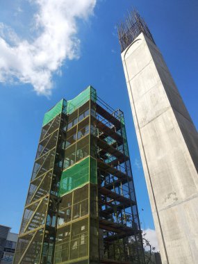KUALA LUMPUR, MALAYSIA - 7 Mart 2020: Çelik güçlendirilmiş beton kolon yapım aşamasında. İnşaat alanındaki yapının bir parçası olarak. Sütunun üstündeki takviye çubuğu inşaatın bir sonraki aşaması için hazır..