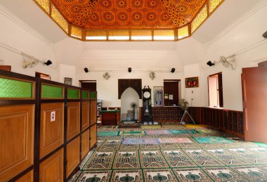 PATTANI, THAILAND -10 Temmuz 2014: Yuvarlak sütunlu tuğlalardan yapılmış tarihi Kru Se camii. Cami, Tayland 'daki Pattani Krallığı' nın eşsiz bir İslam medeniyetini temsil ediyor..