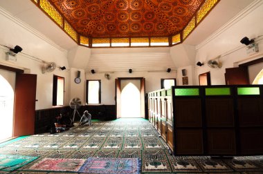 PATTANI, THAILAND -10 Temmuz 2014: Yuvarlak sütunlu tuğlalardan yapılmış tarihi Kru Se camii. Cami, Tayland 'daki Pattani Krallığı' nın eşsiz bir İslam medeniyetini temsil ediyor..