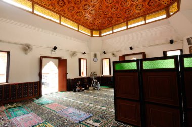PATTANI, THAILAND -10 Temmuz 2014: Yuvarlak sütunlu tuğlalardan yapılmış tarihi Kru Se camii. Cami, Tayland 'daki Pattani Krallığı' nın eşsiz bir İslam medeniyetini temsil ediyor..
