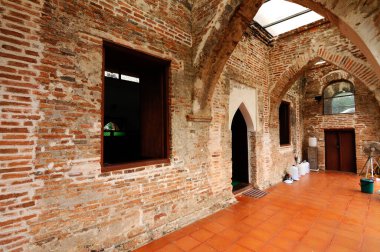 PATTANI, THAILAND -10 Temmuz 2014: Yuvarlak sütunlu tuğlalardan yapılmış tarihi Kru Se camii. Cami, Tayland 'daki Pattani Krallığı' nın eşsiz bir İslam medeniyetini temsil ediyor..