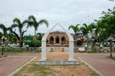 PATTANI, THAILAND -10 Temmuz 2014: Yuvarlak sütunlu tuğlalardan yapılmış tarihi Kru Se camii. Cami, Tayland 'daki Pattani Krallığı' nın eşsiz bir İslam medeniyetini temsil ediyor..