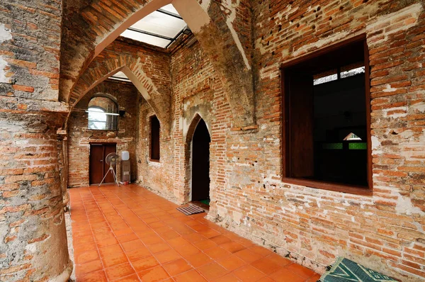 PATTANI, THAILAND -10 Temmuz 2014: Yuvarlak sütunlu tuğlalardan yapılmış tarihi Kru Se camii. Cami, Tayland 'daki Pattani Krallığı' nın eşsiz bir İslam medeniyetini temsil ediyor..