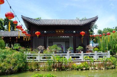 PUTRAJAYA, MALAYSIA - 30 Mayıs 2016: Putrajaya, Malezya 'daki Royal Floria Putrajaya bahçesinde Çin bahçe mimarisi.