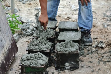MALACCA, Malezya - 18 Haziran 2016: Küp testi. Standart küp beton bloğu elde etmek için betonla doldurulmuş küp şeklinde çelik küf. Blok laboratuarda sıkıştırma testi için kullanılacak. 