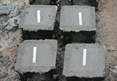 MALACCA, Malezya - 18 Haziran 2016: Küp testi. Standart küp beton bloğu elde etmek için betonla doldurulmuş küp şeklinde çelik küf. Blok laboratuarda sıkıştırma testi için kullanılacak. 