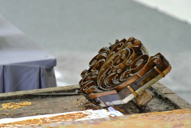 KUALA LUMPUR, MALAYSIA - 25 Haziran 2016: Batik Tekap veya Stamp Batik 'in kalıp veya kalıp bloğu. Blok, kalıbını korumak ve sıcak balmumuna karşı dayanıklılığını sağlamak için bakırdan yapılmıştır.. 