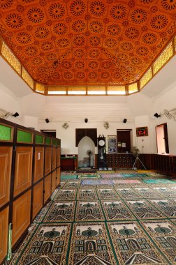 PATTANI, THAILAND -10 Temmuz 2019: Yuvarlak sütunlu tuğlalardan yapılmış tarihi Kru Se camii. Cami, Tayland 'daki Pattani Krallığı' nın eşsiz bir İslam medeniyetini temsil ediyor..