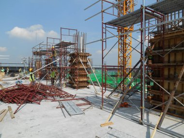 KUALA LUMPUR, MALAYSIA - Mart 05, 2020: İnşaat işçilerinin inşaat sahasına kereste döşemesi ve üretimi. Kereste ve kontraplaktan yapılan şekiller.. 